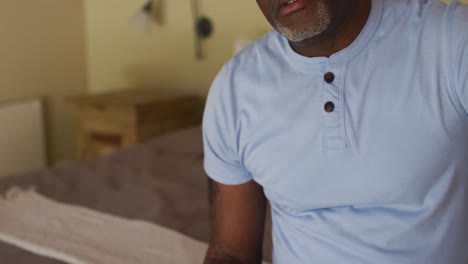 Nachdenklicher-Afroamerikanischer-älterer-Mann,-Der-Auf-Dem-Bett-Sitzt-Und-Nachdenkt