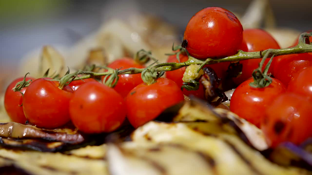 손에 들고 있는 카메라로  ⁇ 은 토마토