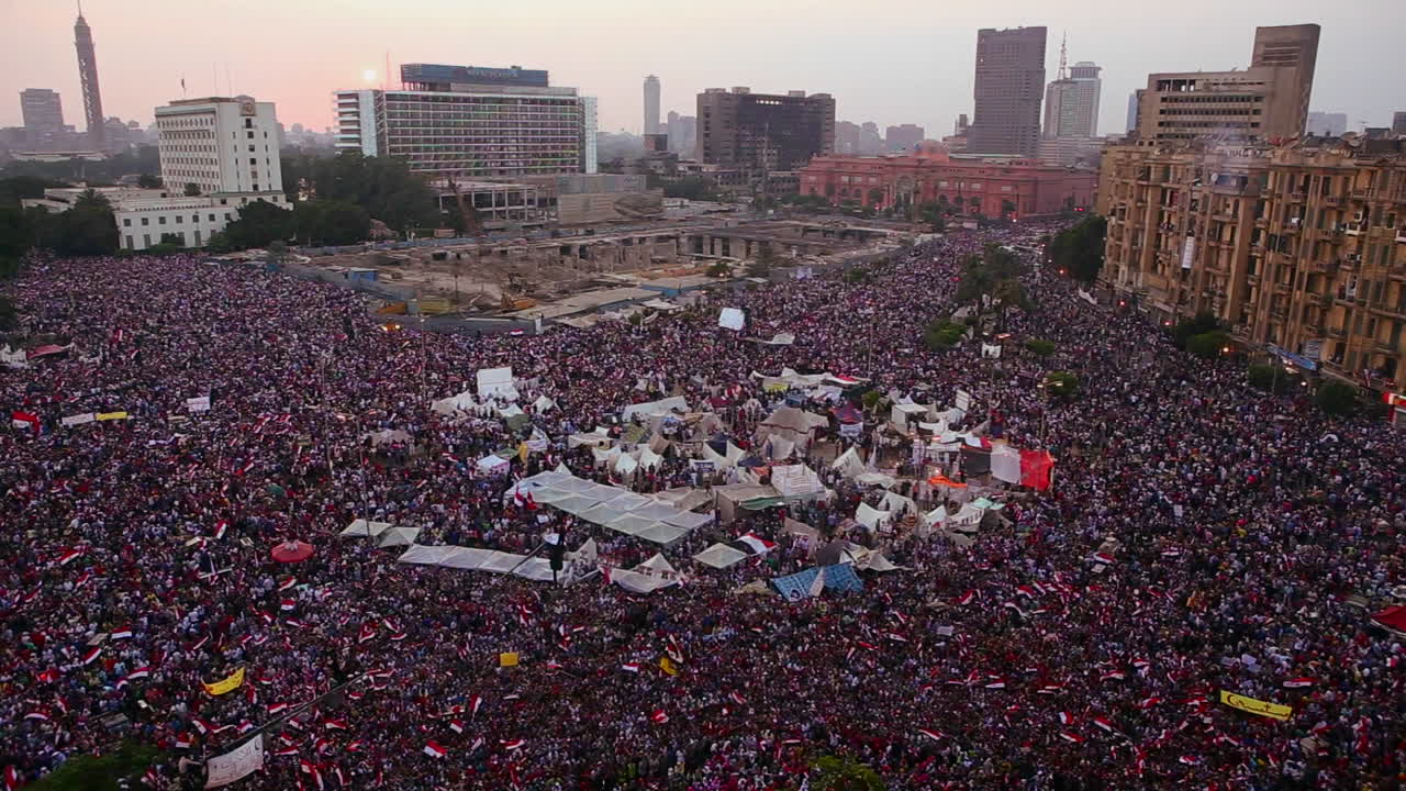las multitudes se reúnen en la plaza tahrir en el cairo egipto 3