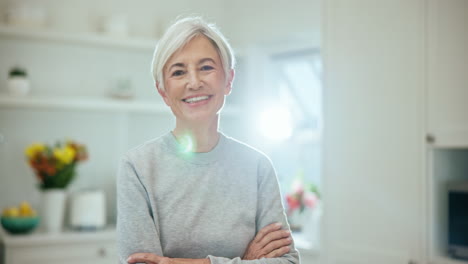 Brazos-Cruzados,-Sonrisa-Y-Rostro-De-Mujer-Mayor