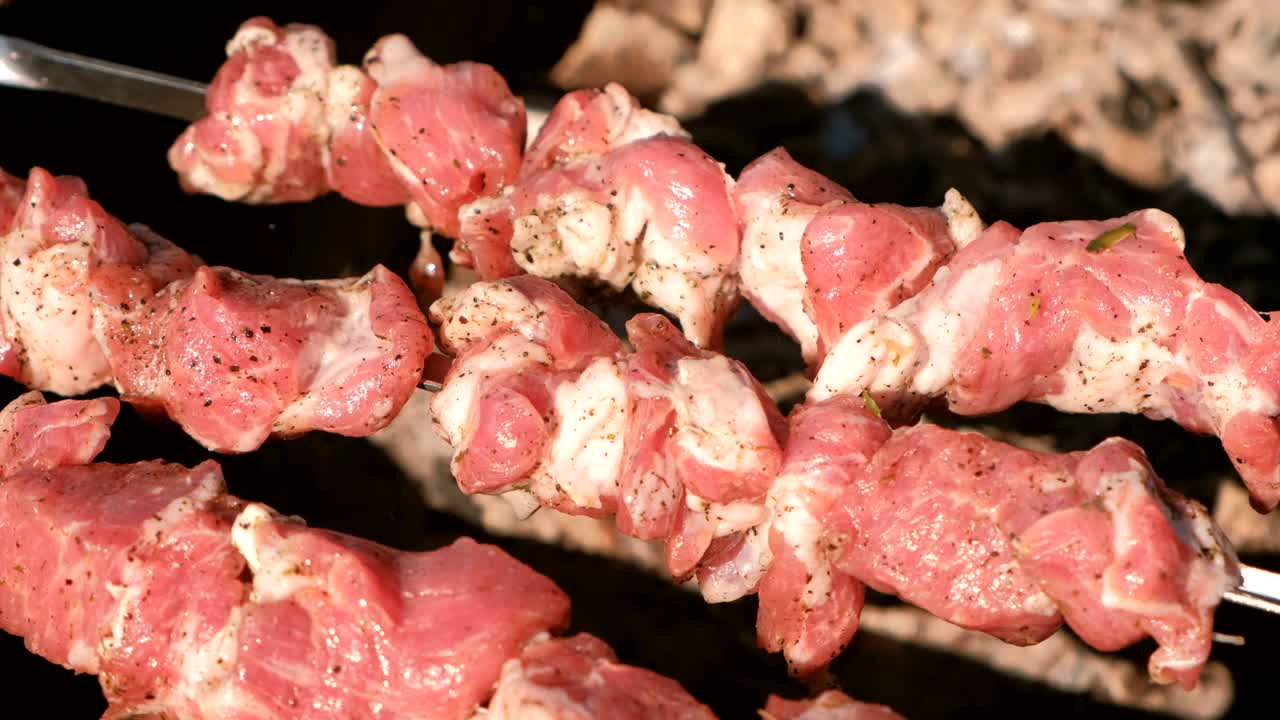 돼지고기 바베큐, 목탄 그릴 위에 스피어, 케 고기.