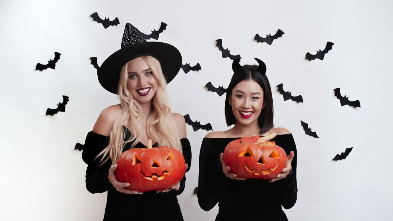 할로윈 의상 을 입은 두 여자