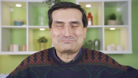 el hombre maduro anhelante y amoroso mira a la cámara con gran emoción.