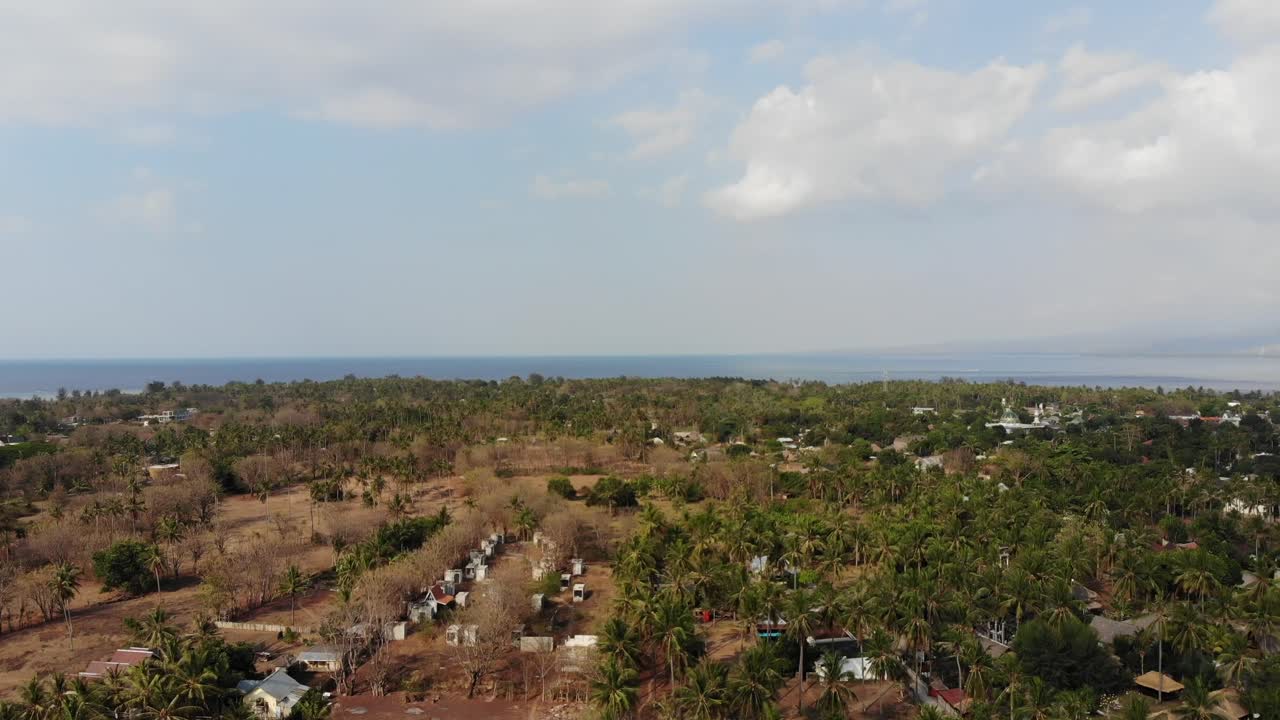Tomada aérea de drone da ilha Gili Air, Indonésia, num dia quente e ensolarado