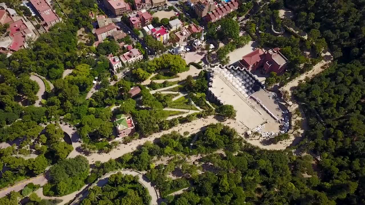 volando sobre el parque guell en barcelona, españa