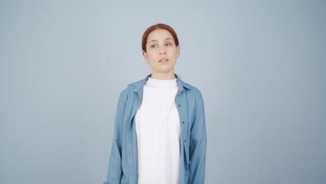 mujer perdiendo el equilibrio, trastorno cerebral.