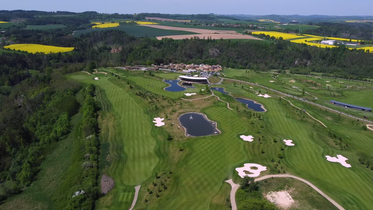 체코 공화국의 카코브 인근 골프장과 연못, 인기 있는 골프장, 탁 트인 공중 드론 전망