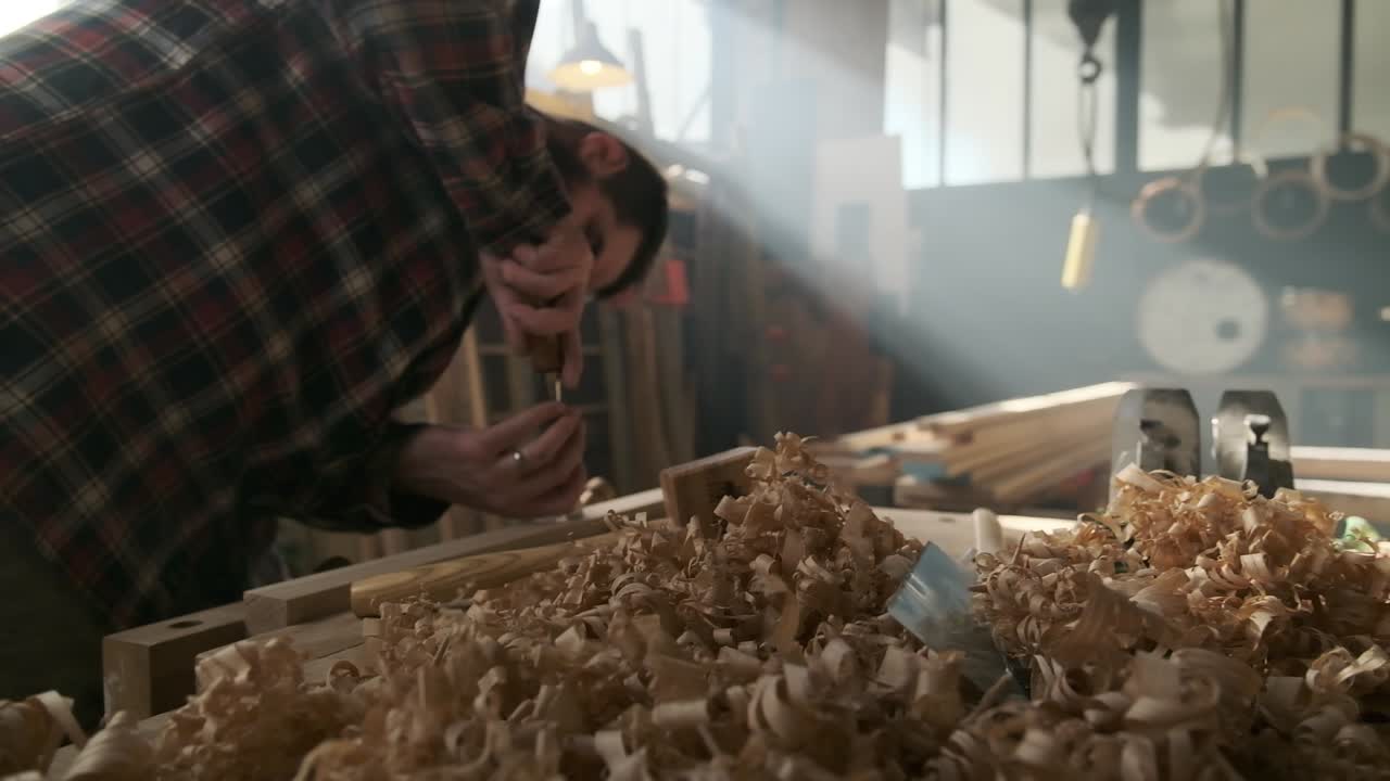 carpintero trabajando con bolsa en taller de humor