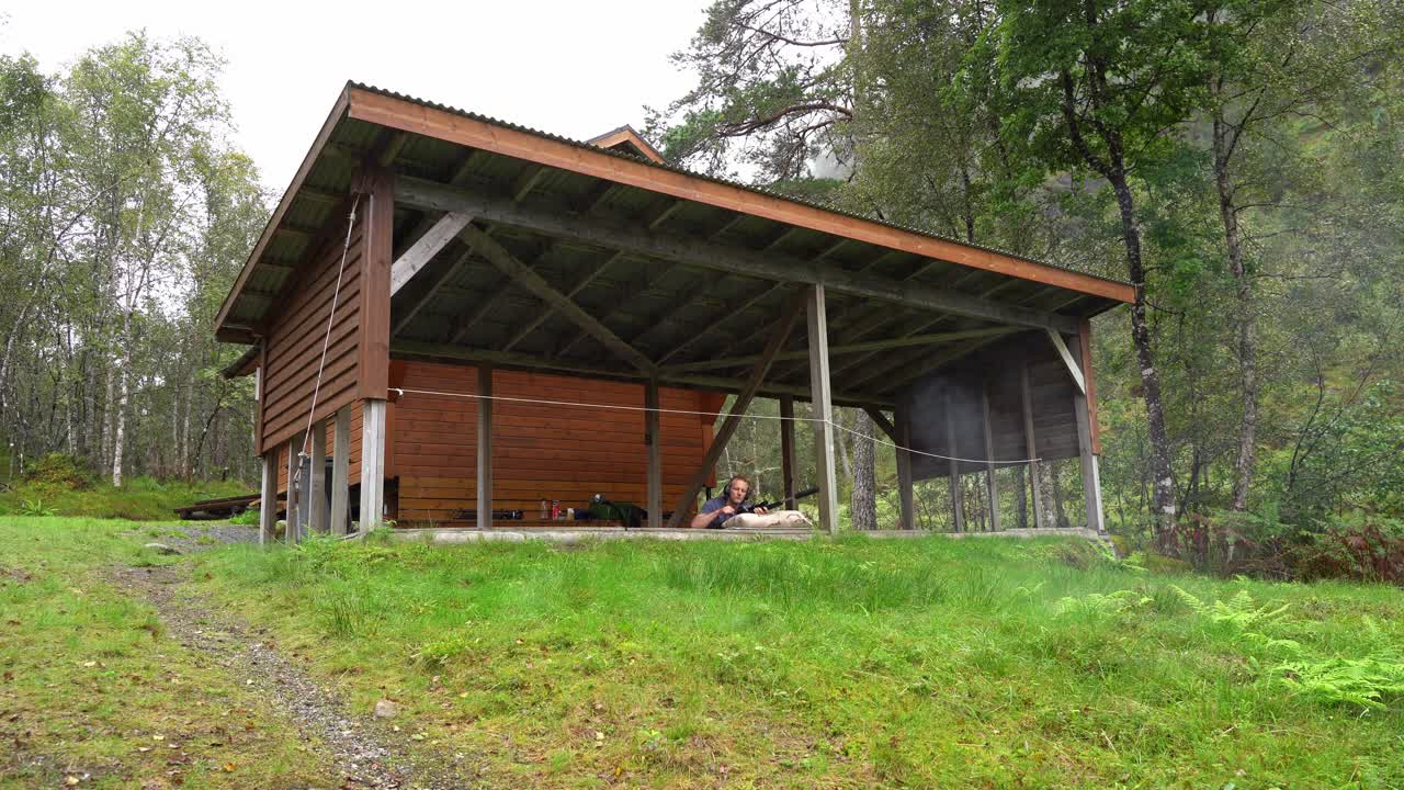 사격장에서 소총 사격 연습을 하는 남자