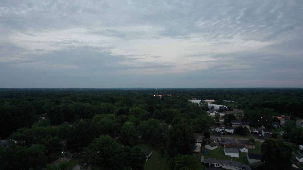 un dron aéreo se disparó hacia adelante sobre un pequeño pueblo al atardecer en ohio, estados unidos