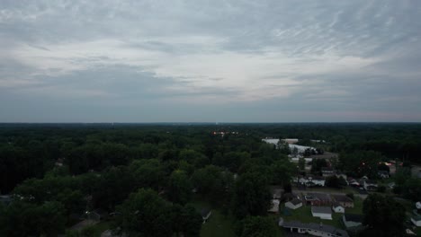 Drone-Aéreo-Hacia-Adelante-En-Movimiento-Sobre-Una-Pequeña-Ciudad-Al-Atardecer-En-Ohio,-Estados-Unidos