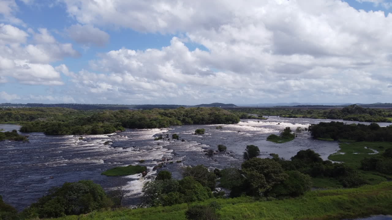 Aerial shot moving forward over the Caroní River rapids.