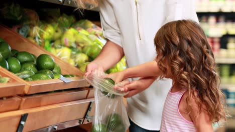 Madre-E-Hija-Recogiendo-Pimienta-En-El-Supermercado.