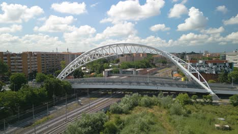 Wunderschöne-Umlaufende-Aufnahme-über-Der-Brücke-Ponte-Settimia-Spizzichino