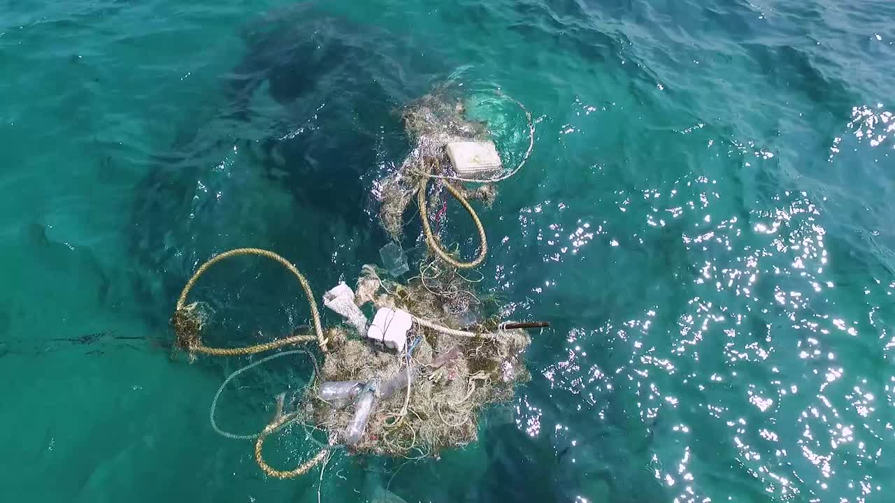 소니 ax700으로 촬영한 태국, 푸른 물 1080 hd 아시아의 표면에 떠 있는 플라스틱 쓰레기