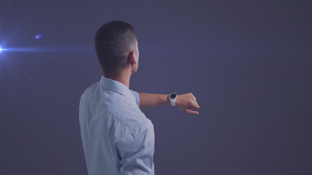 animación de un hombre de negocios caucásico usando un reloj inteligente sobre una luz brillante sobre un fondo azul