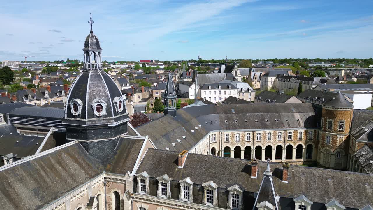 프랑스의 샤토 곤티에 (chateau gontier) 의 병원.