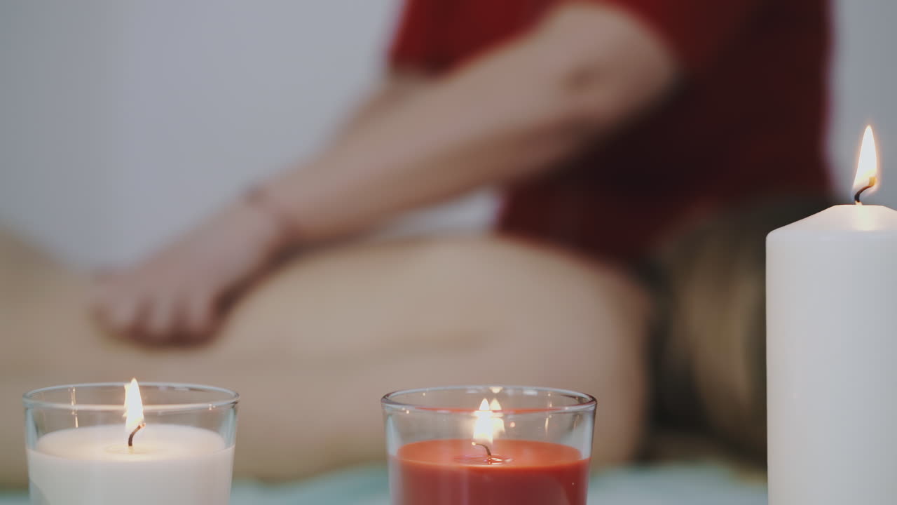 Massageterapeut arbejder med kvinde på professionel klinik.