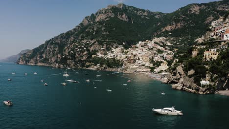 vista aérea que revela la magnitud de positano en la costa italiana