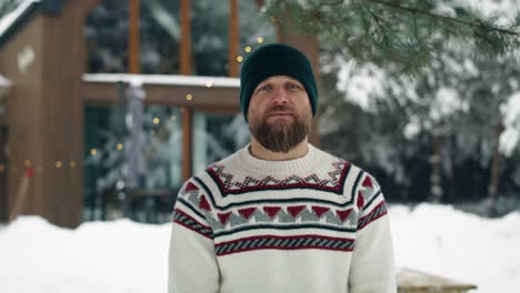 Portrait-of-man-standing-outdoors-and-enjoying-the-winter