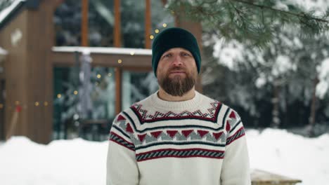retrato de un hombre de pie al aire libre y disfrutando del invierno