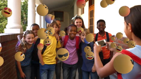 iconos de emoji con una colegiala tomando fotos en el fondo