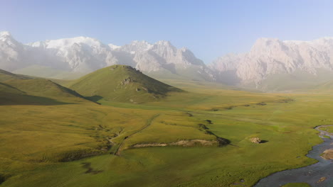 epische filmische drohnenaufnahme der berge rund um den kel-suu-see in kirgisistan