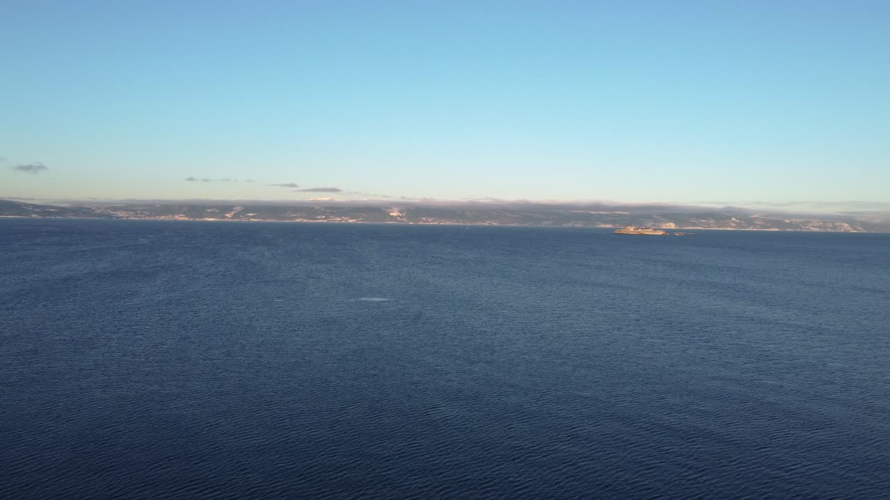 매혹적인 눈이 가득 찬 숲을 가로질러, 모든 나무 가지가 순수한 눈 층으로 섬세하게 장식되어있는 마법의 분위기를 창조하여 평온의 영역으로 당신을 운반합니다.