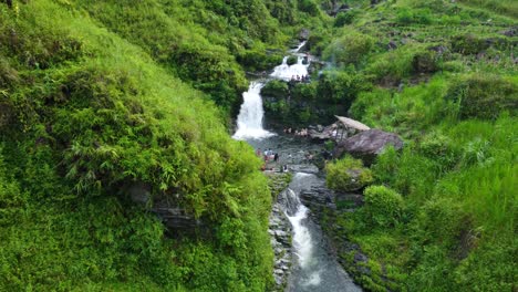 Touristen-Und-Besucher-Genießen-Das-Fließende-Wasser-Des-Du-Gia-Wasserfalls,-Vietnam