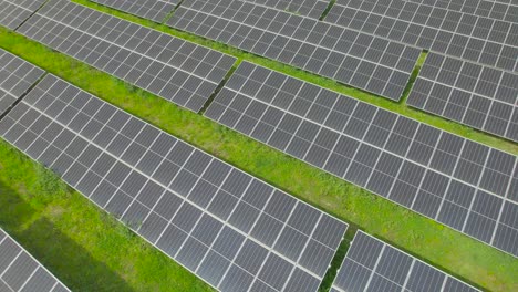 Paneles-Solares-Azules-En-Fila-En-El-Campo