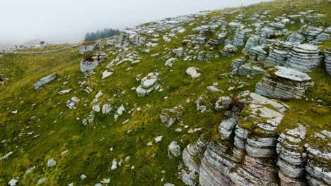 Szenischer-Luftdrohnenflug-Mit-Nebellandschaft-In-Den-Bergen