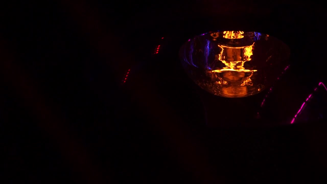 Luce calda in una stanza buia