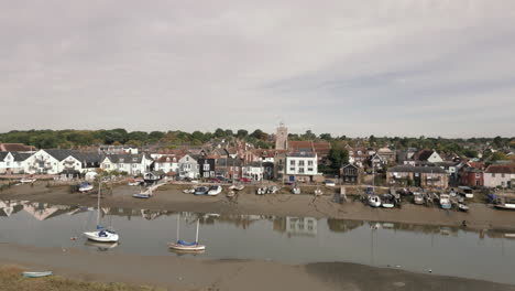 imágenes aéreas de drones de la aldea de wivenhoe en essex, levantando un tiro