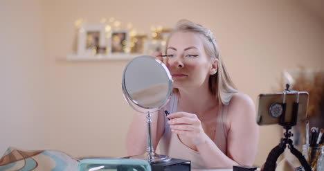 mujer maquillando concepto de belleza de mujer 2