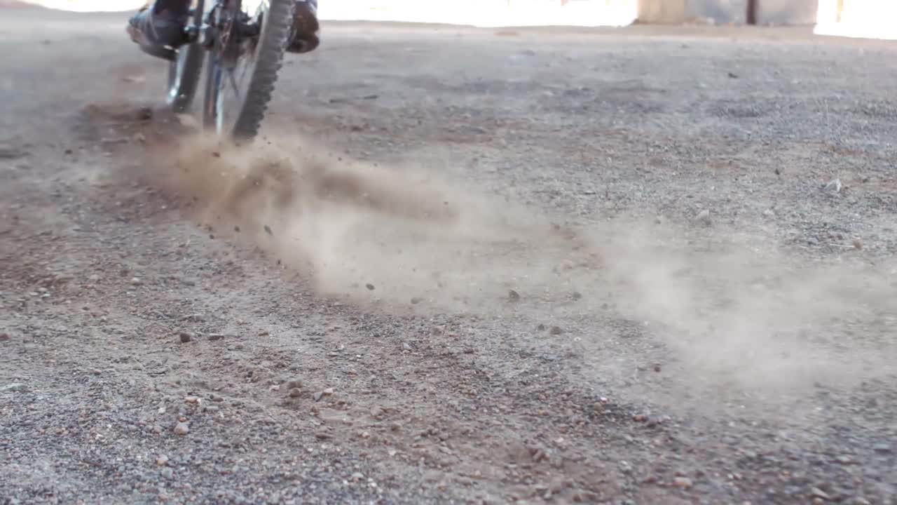 지저분 한 자전거 를 타고 있는 활동적 인 사람