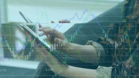 animación de procesamiento de datos financieros contra la sección media de una mujer usando tableta digital en la oficina