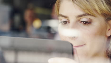 Hermosa-Mujer-Usando-La-Pantalla-Táctil-De-La-Tableta-IPad-En-La-Cafetería