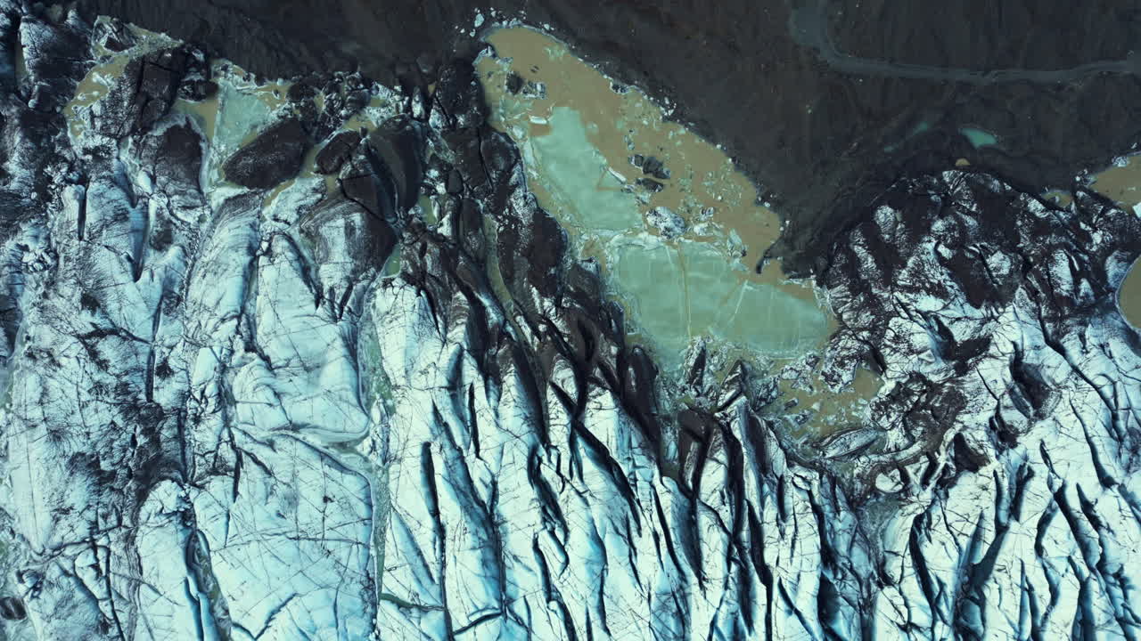 toma de drones de enormes rocas glaciares