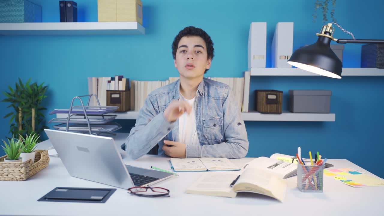 열심히 일해서 피곤한 학생은 피곤하게 카메라를 쳐다보고 안타까워합니다.