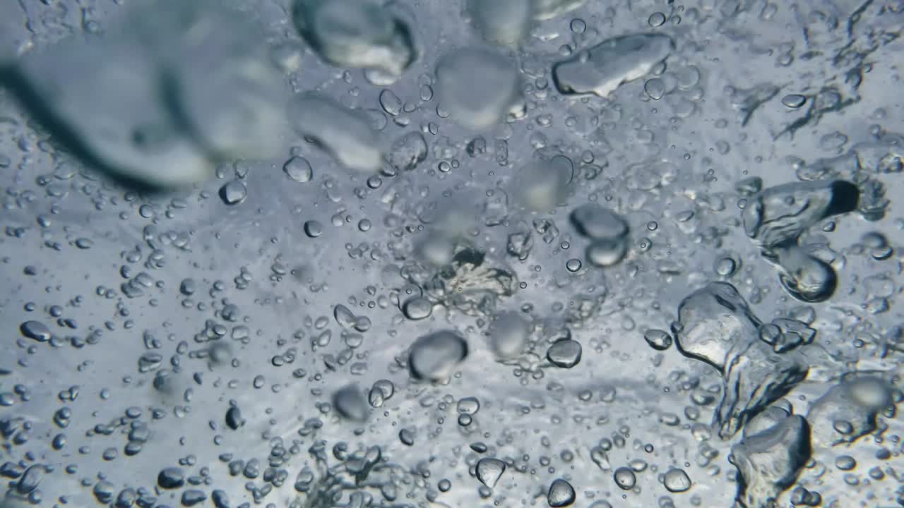 물속에서 위를 올려다보면 생기는 일