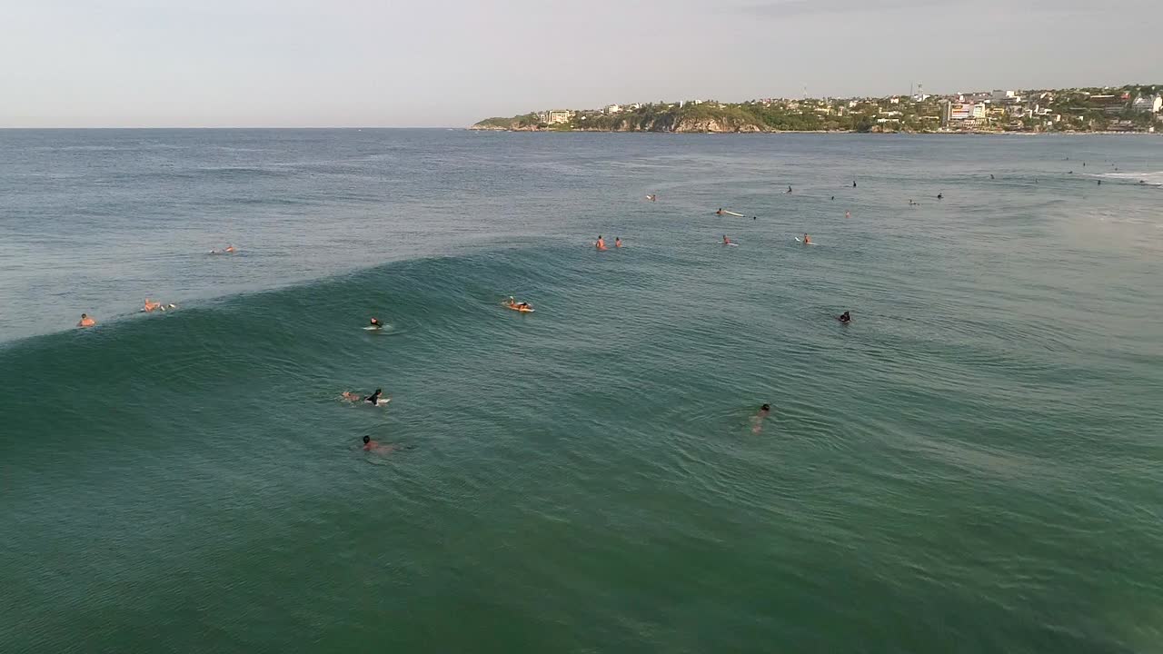 Hidastettu: Lennokkikuva surffaajasta surffaamassa isossa putkiaallossa ja kaatumassa Zicatelan rannalla, Puerto Escondido, Oaxaca