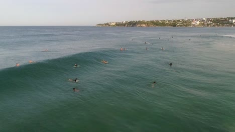 Cámara-Lenta:-Toma-Aérea-De-Un-Surfista-Surfeando-Una-Ola-De-Tubo-Grande-Y-Cayendo-En-La-Playa-De-Zicatela-Puerto-Escondido,-Oaxaca