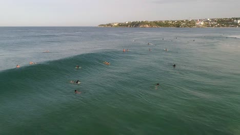 cámara lenta: toma aérea de un surfista surfeando una ola de tubo grande y cayendo en la playa de zicatela puerto escondido, oaxaca