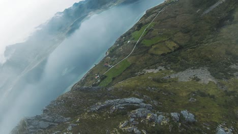 Klippenspringen-An-Einem-Berg-In-Norwegen-Ab-Nebel