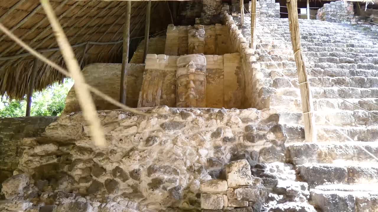 fotografía amplia de las máscaras en el lado izquierdo de la pirámide del templo de las mascaras, sitio maya en kohunlich - quintana roo, méxico