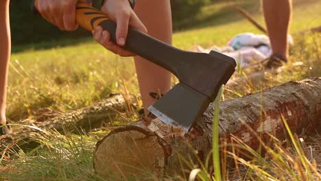 madera de árbol de corte de hacha en el suelo, concepto de supervivencia de explorador, primer plano