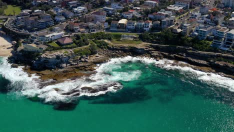 Olas-Rompiendo-En-El-Promontorio-De-Tamarama-Point-Cerca-De-La-Playa-De-Tamarama-En-Sydney,-Nueva-Gales-Del-Sur,-Australia