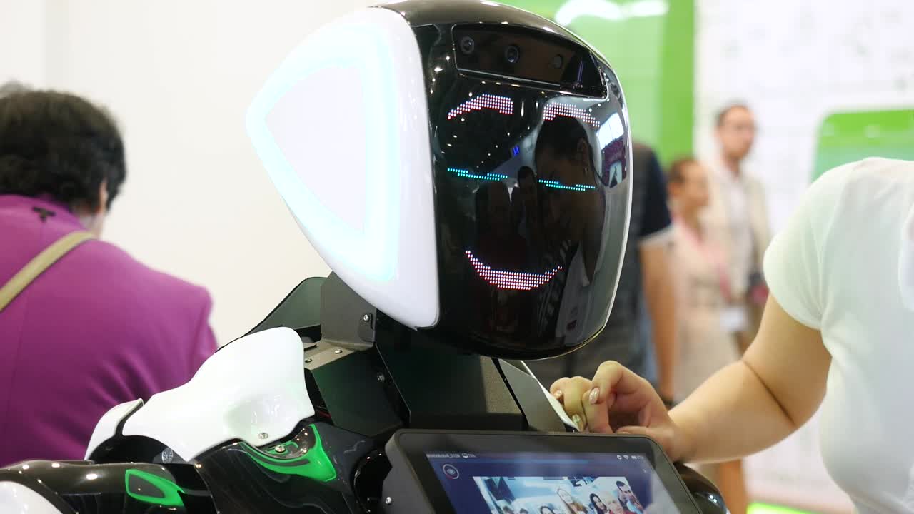 mujer interactuando con un robot de servicio amistoso en una exposición