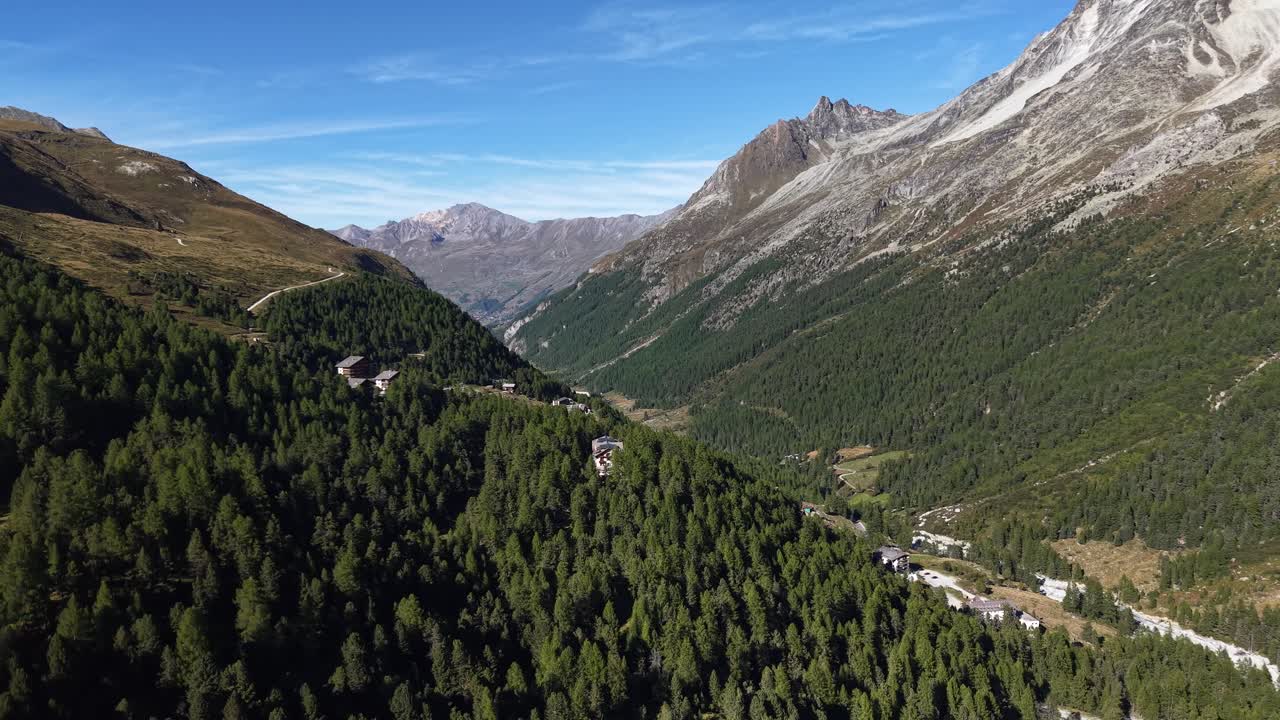 Sorvolo aereo sopra la foresta vicino ad Arolla, Svizzera, in una soleggiata giornata estiva nelle Alpi svizzere.