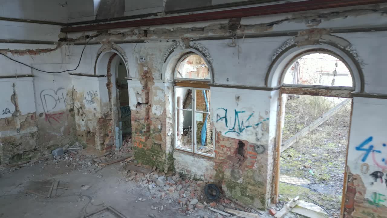 Interno abbandonato di un edificio termale in disuso, Jánské Koupele